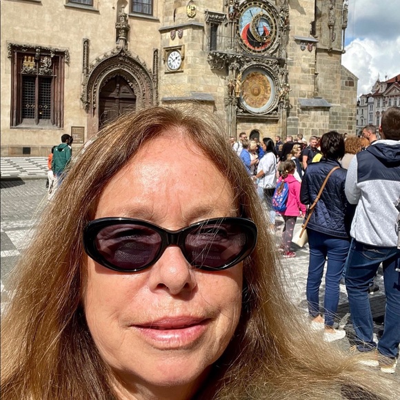 Meet your Posher, Pamela - Picture 2 of 3